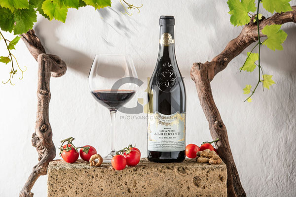 Grande Alberone Negroamaro như một lời mời gọi bạn cùng ngồi lại đắm mình trong vùng đất Puglia nước Ý