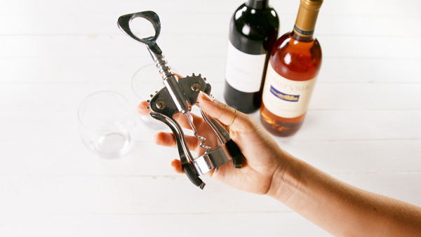 Cách mở rượu vang bằng Winged Corksew