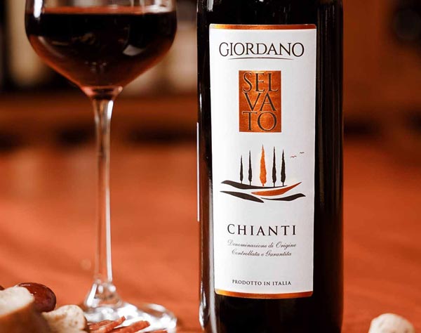 Một chai rượu vang Chianti DOCG nhà Giordano