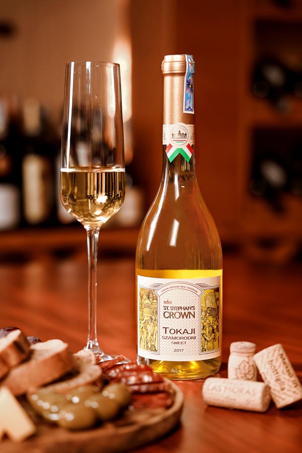 Một chai rượu vang Tokaji Aszu điển hình của Hungary