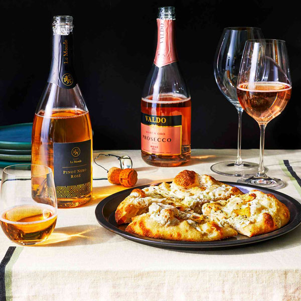 Pizza chay cùng rượu vang hồng là một sự kết hợp tuyệt hảo