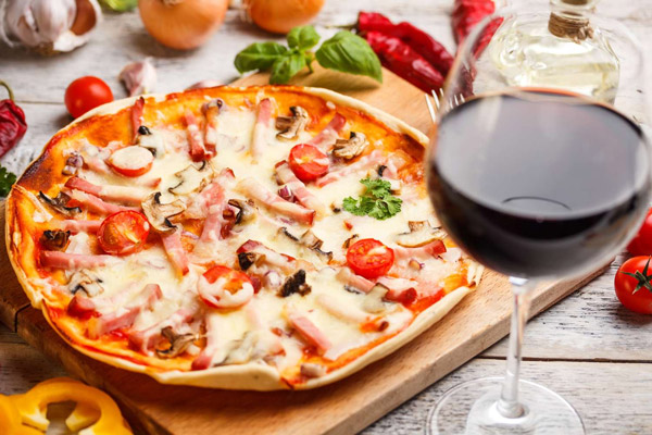 Pizza thịt, phô mai kết hợp cùng rượu vang đỏ đậm đà