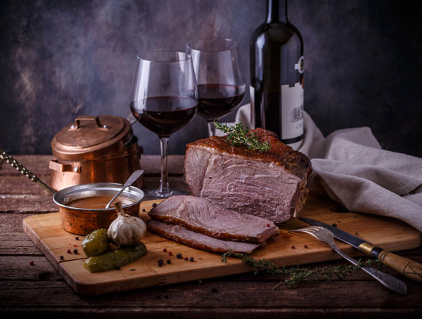Rượu vang đỏ Cabernet Sauvignon kết hợp rất tốt với thịt đỏ