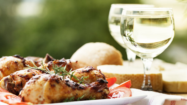 Gà nướng BBQ cùng rượu vang trắng