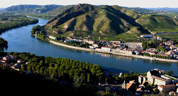 Thung lũng Rhone với những đồi nho bạt ngàn