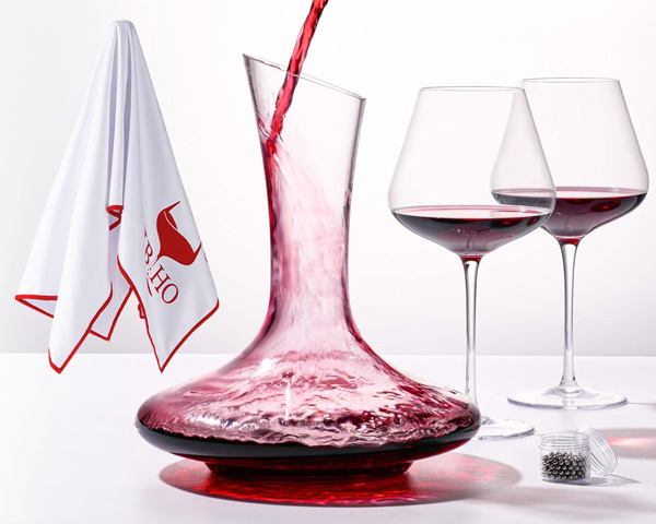Phục vụ Merlot với ly bầu rộng và decanter