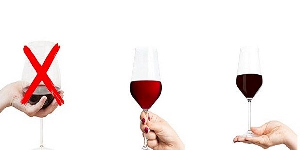 Cách cầm ly rượu vang chính xác