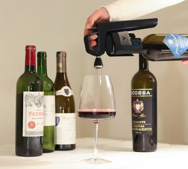 Sử dụng Coravin để rót rượu mà không cần mở nắp chai